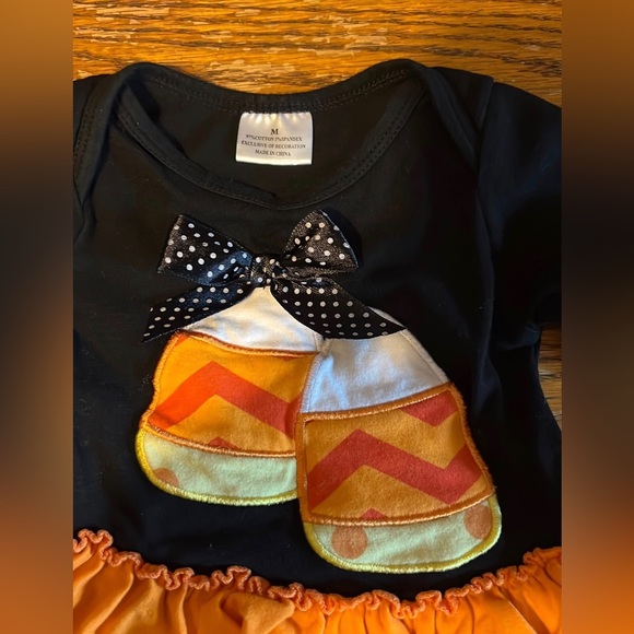 Halloween outfit size 6-9 months, black, long sleeves, candy corn and ruffles - Picture 3 of 5